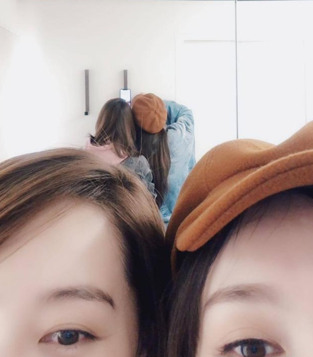 唐嫣与好闺蜜又玩自拍了,两朵金花同框出镜甜美可爱,漂亮极了!