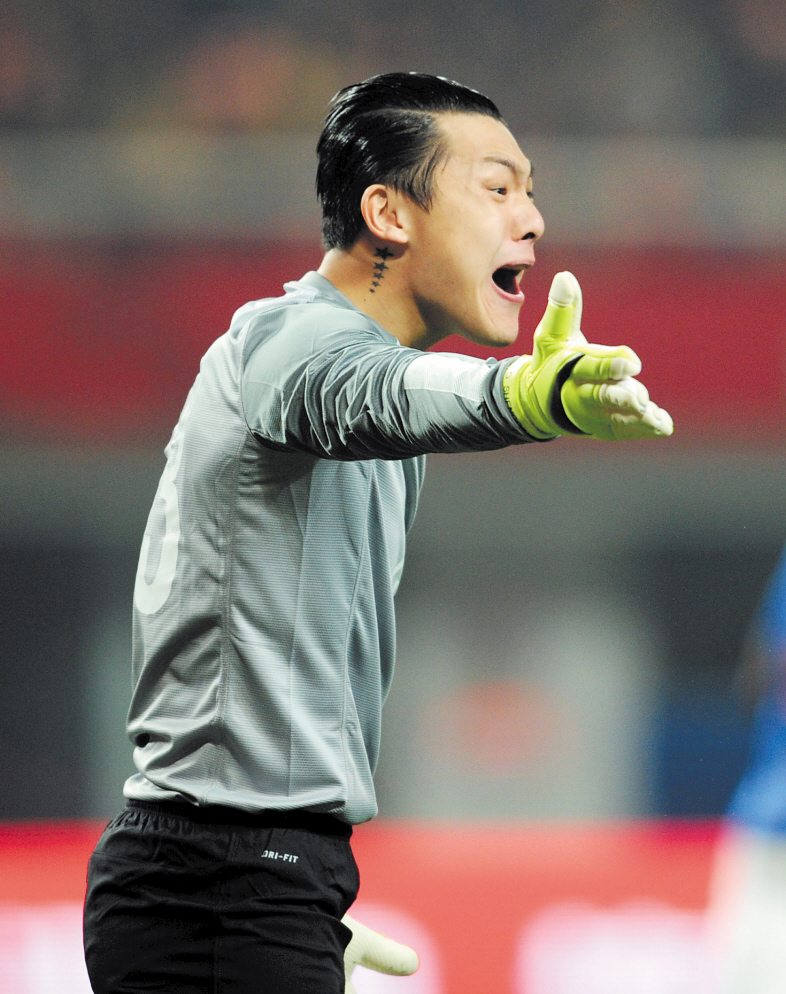 鲁能战恒大王大雷叒玩火 差点丢球还怪队友 这么玩他当不了一门