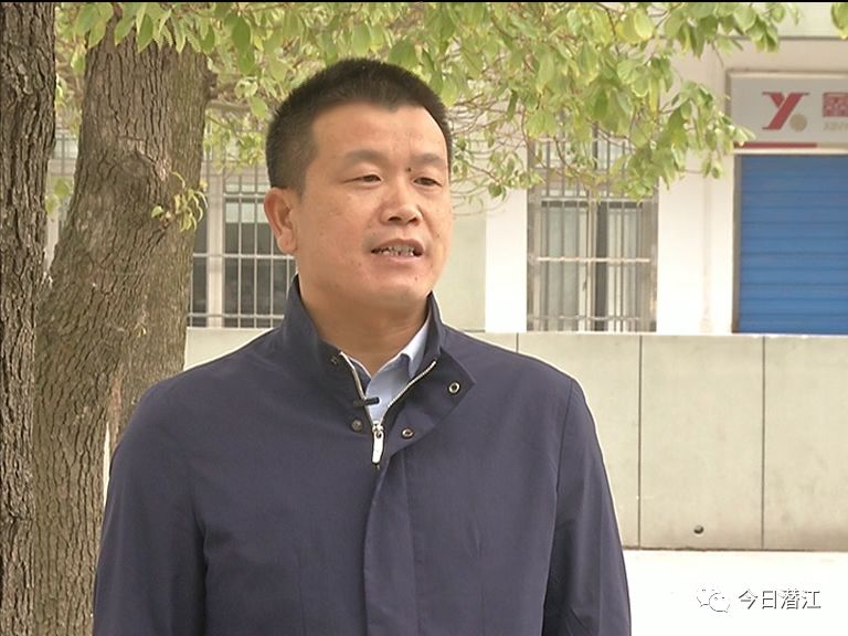 学校获得了"潜江市第一届文明校园","潜江市教育教学先进