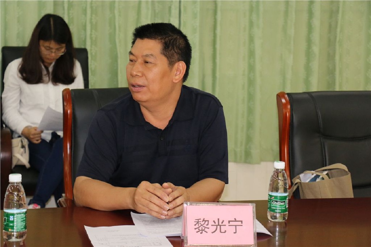 2019年高考作文材料漫画原型老师是他?他们之间有这样的故事