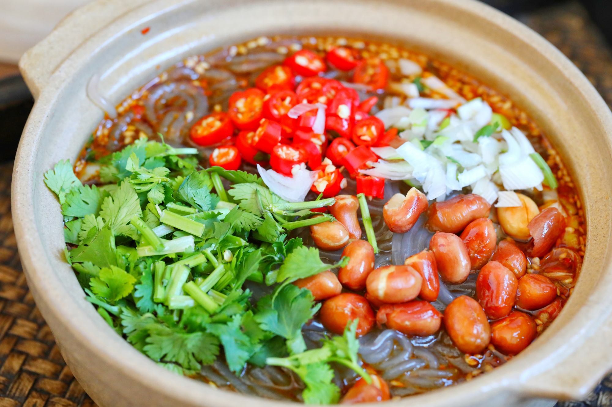 自己在家做酸辣粉省钱又实惠,酸爽麻辣过瘾极了,汤汁都不剩一滴