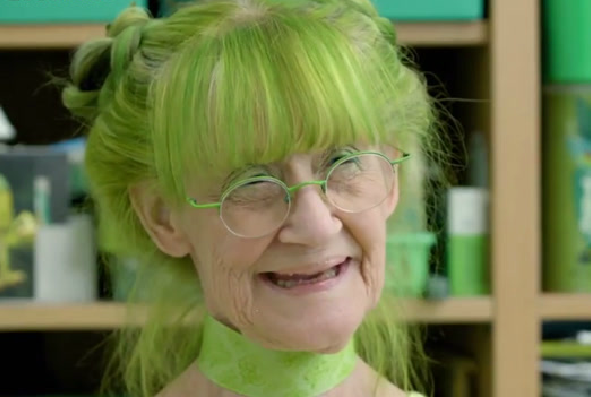 美国老太太一生痴迷绿色,衣食住行清一色,网友:"绿"的发光!