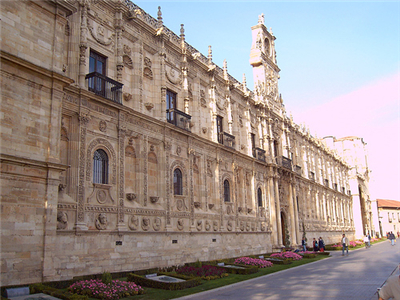 莱昂有许多游客,大部分来自德国,美国,意大利,日本和法国.