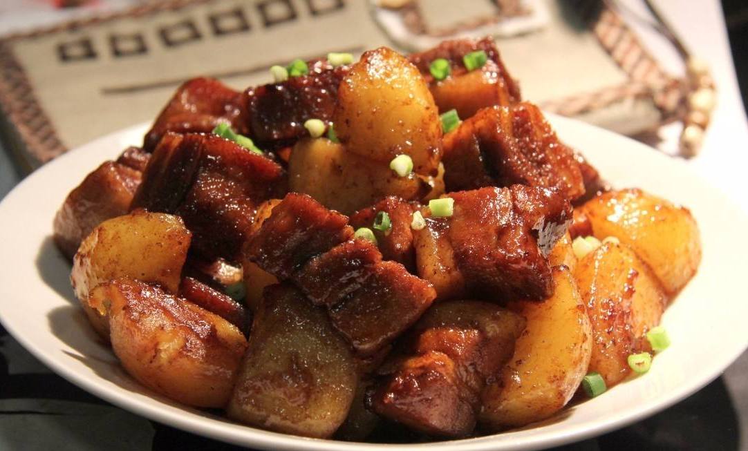 土豆焖猪肉,味道浓郁,软糯多汁,味道鲜美,特别好吃