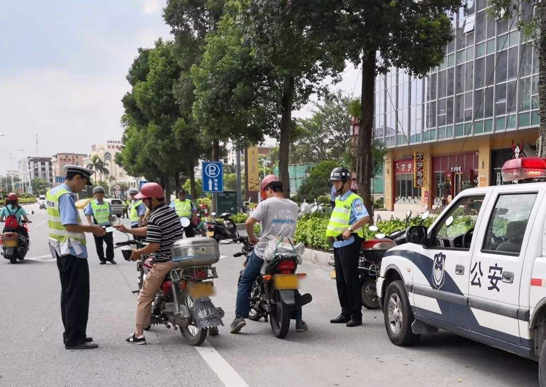 為啥在交警查車會先摸下汽車