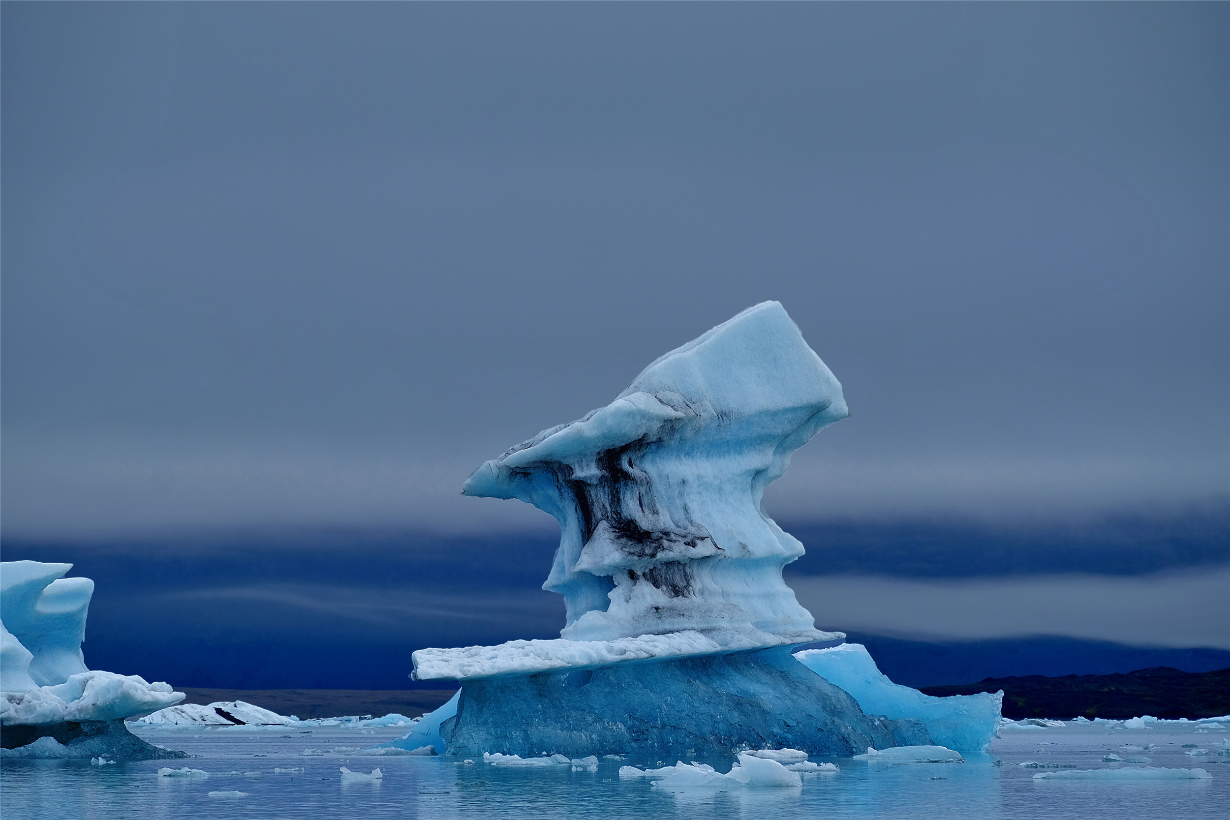 今日分享六张自然奇观美图:各种各样的冰山,形状不一,很神奇