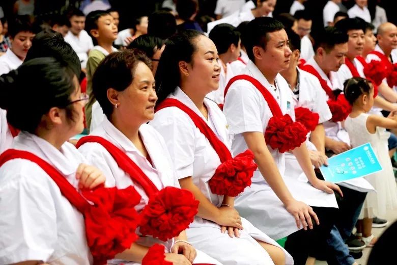 甘洛县人民医院举办首届中国医师节庆典晚会