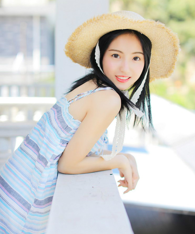 水灵灵美少女 闪亮电眼长发披肩回眸浅笑