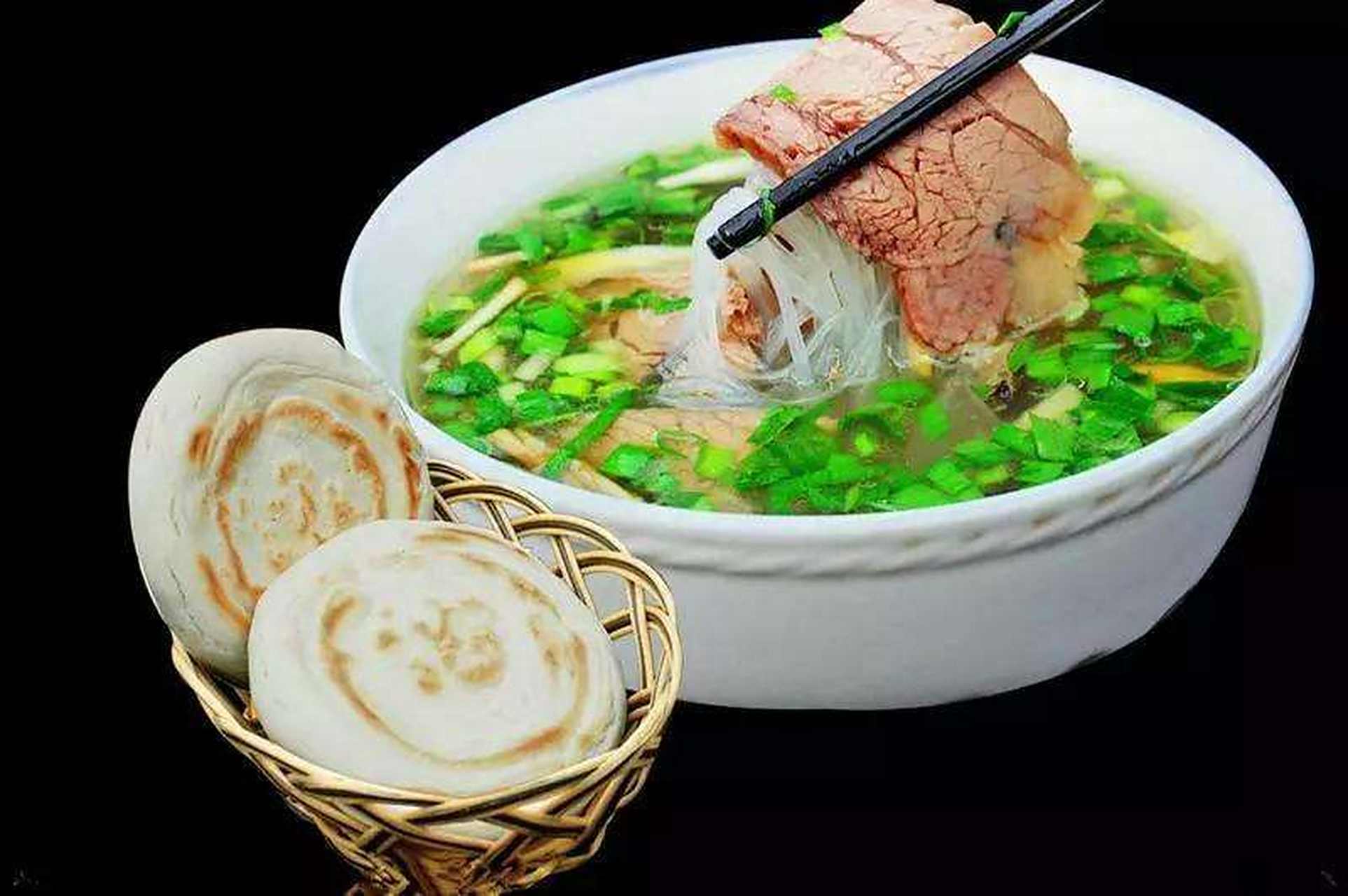 城市身边事#【西安美食】水盆羊肉:水盆羊肉的做法非常讲究,要用肥葺