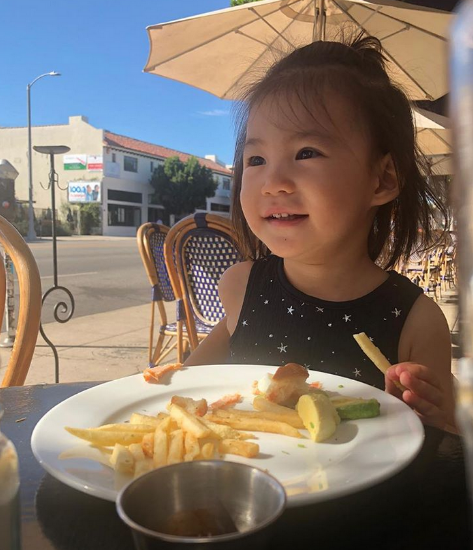 近日,陈冠希"女儿奴"属性再次上线,在社交网晒出女儿alaia萌照.