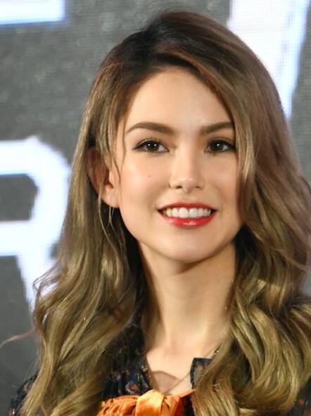 昆凌在小学的时候,只要老师瞪大眼睛看着她,或是大声对她讲话,她就会