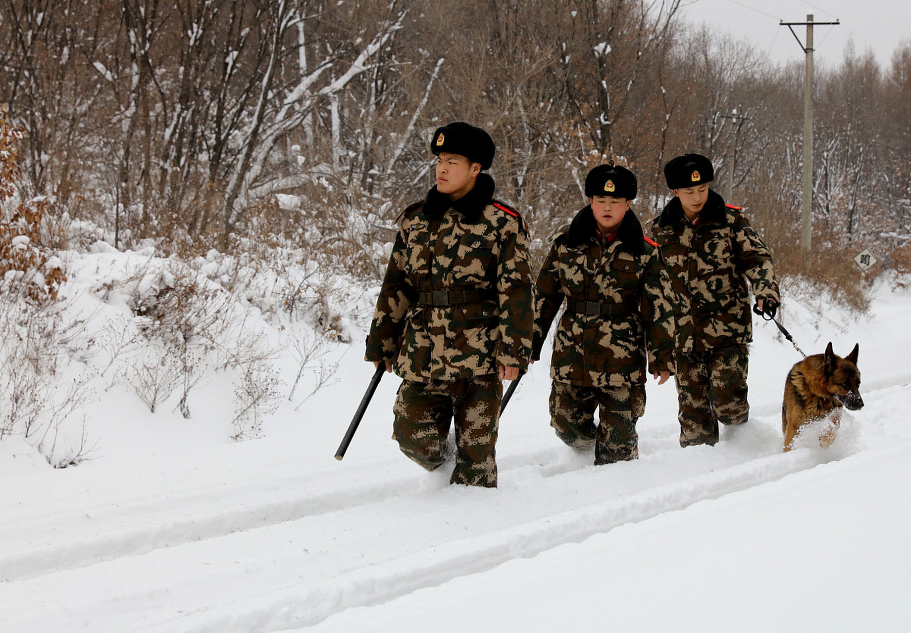 军人冒大雪站岗照图片