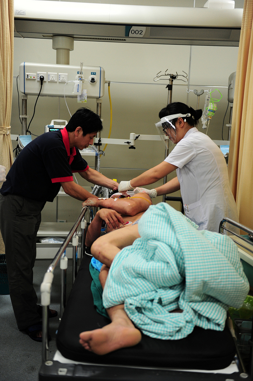 男孩溺水昏迷,护士跪地抢救20分钟  海南海口发生了一起感人的事件.