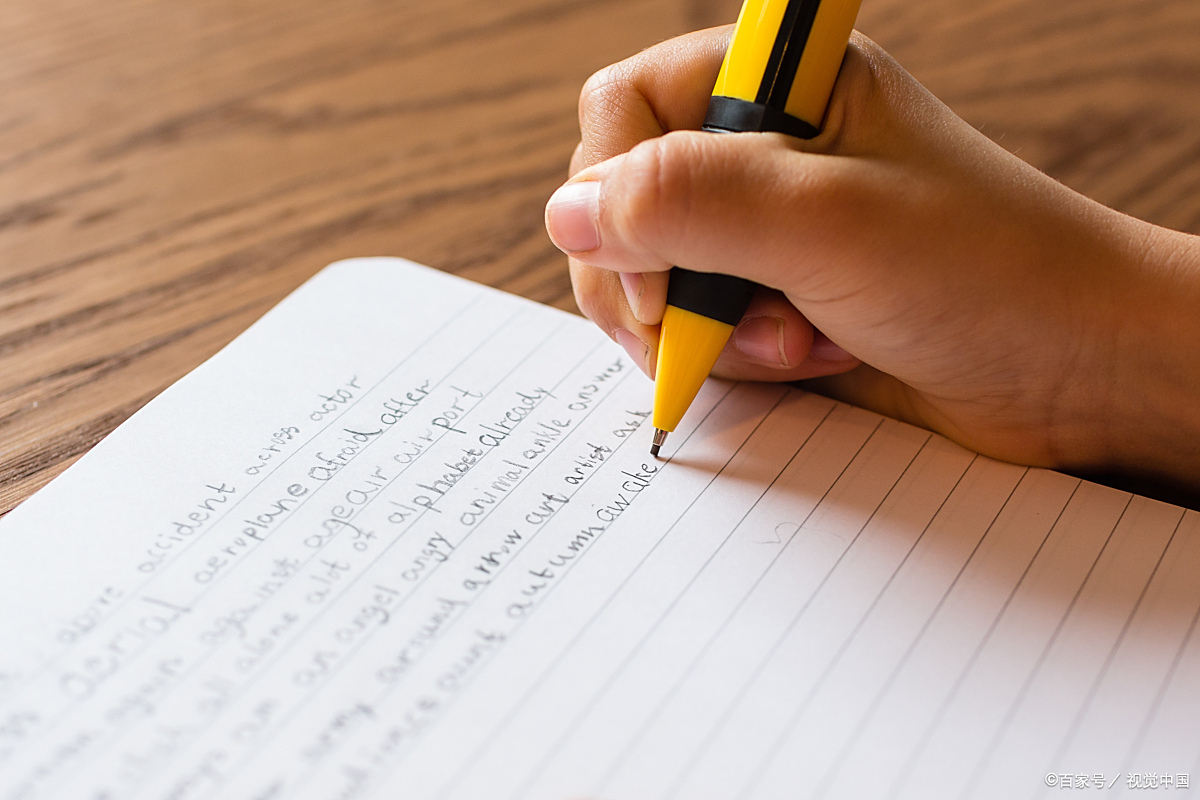 1 阅读名著,开阔思路 阅读名著是提高写作水平的一根铅笔在写字图片