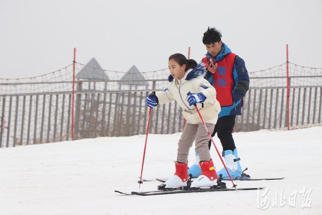 2月6日,滑雪爱好者在邯郸市广平县赵王滑雪场雪道上.