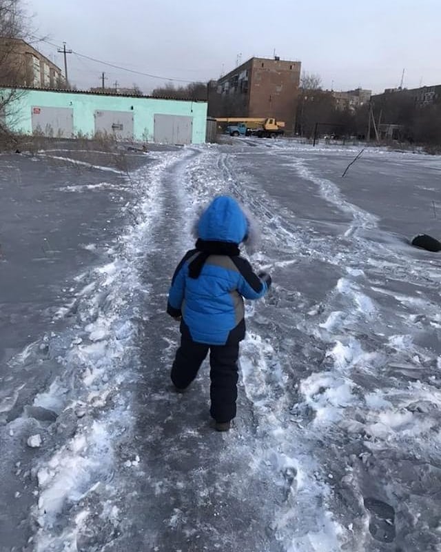 哈萨克斯坦污染超标降下"黑雪,当地人傻眼:一摸手全黑!