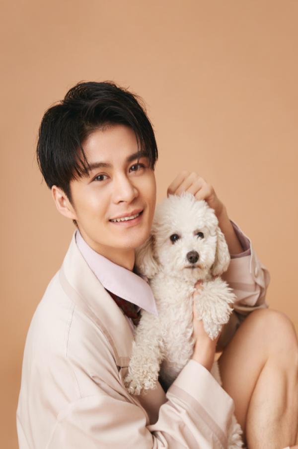 朱杰儒雅写真曝光 举手投足尽显优雅风度