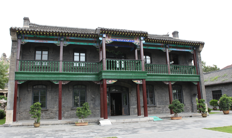 在帅府东院还有一座小青楼,是一座中西合璧风格的砖木结构小楼,1928年