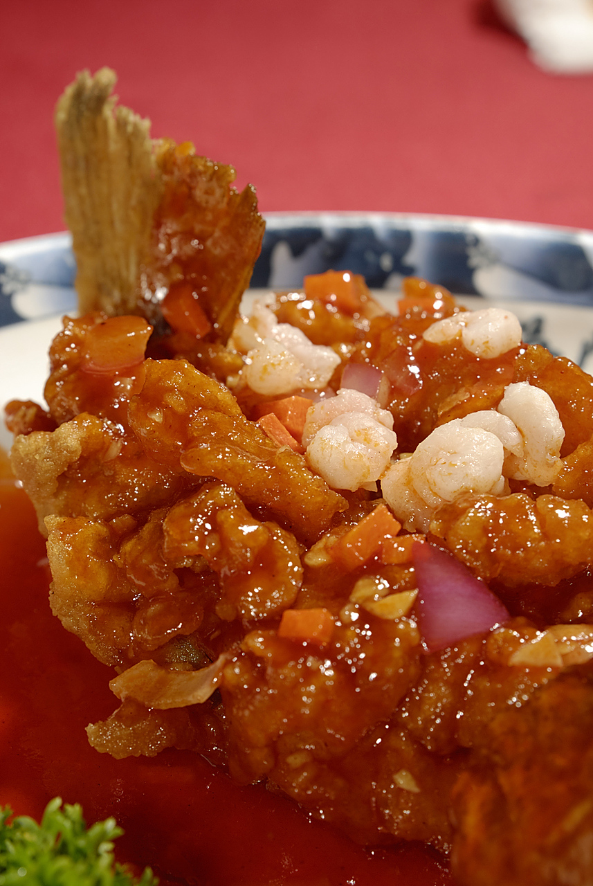 糖醋鱼块是一道中国传统美食,以鱼肉为主要原料,经过淀粉,鸡蛋液等多