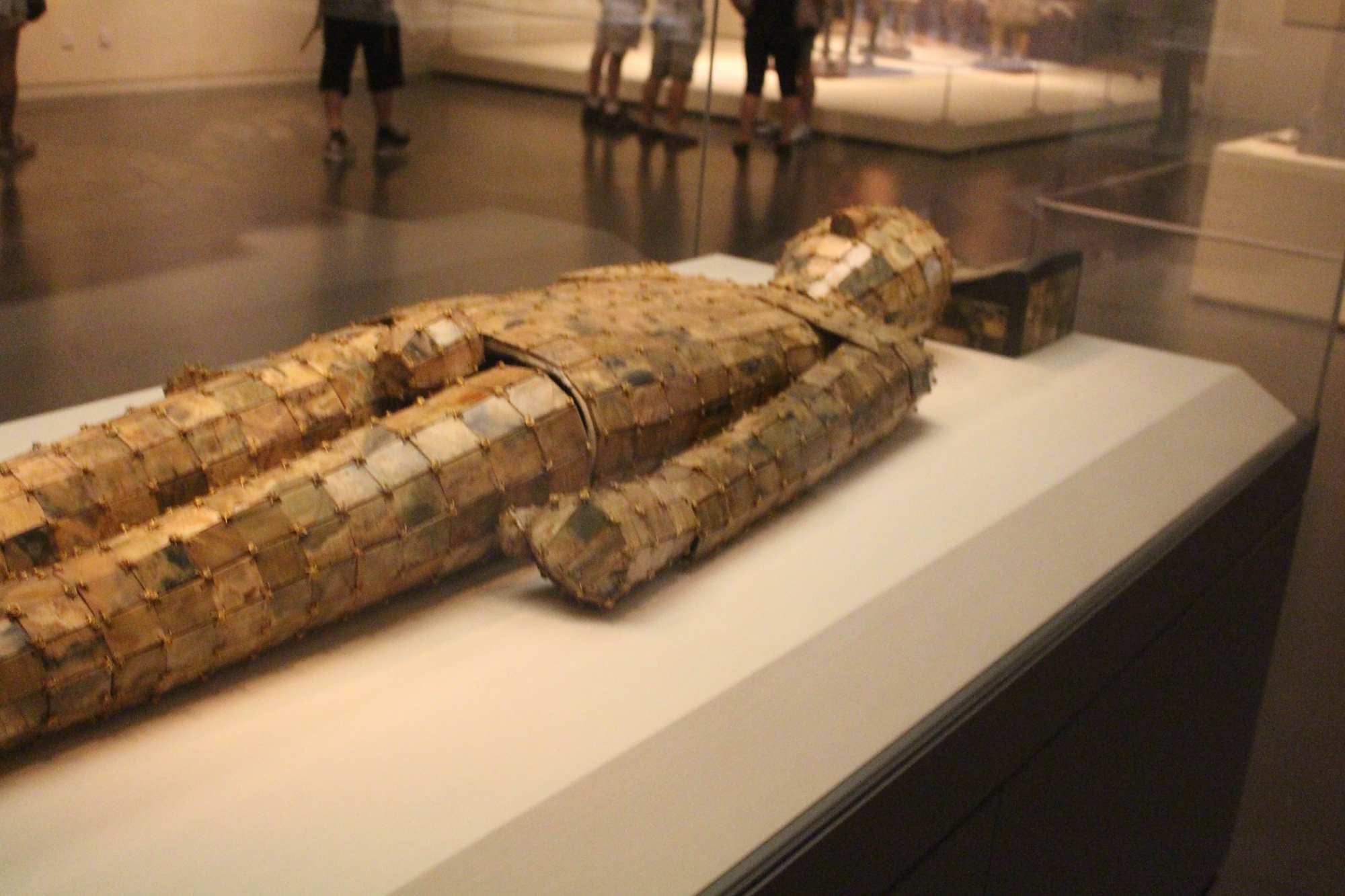 闹市发现古墓,村民说是罗成墓,却挖出金缕玉衣,专家:胡说八道