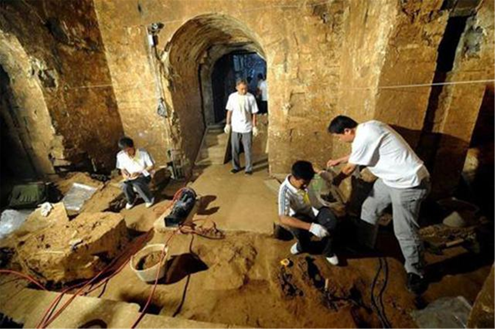 关羽墓被打开,考古专家发现一物,百姓呼喊:我们拜错了1800年!