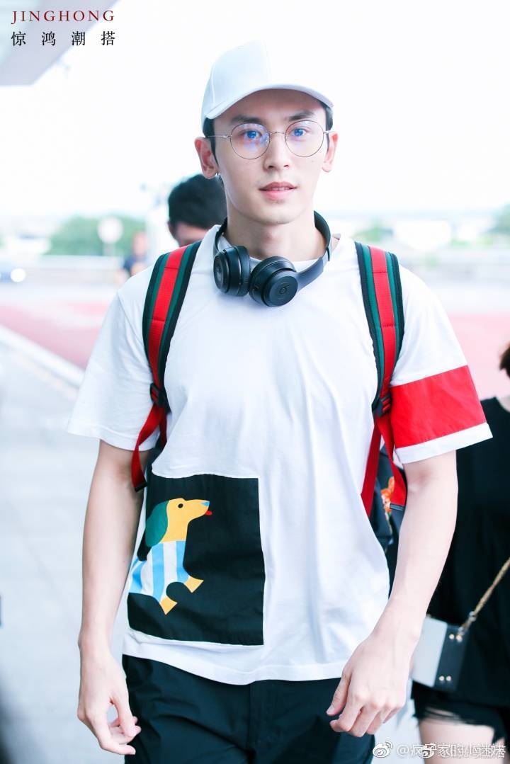 帅气瀚上线,张哲瀚8月8日机场照,戴着眼镜变身斯文书生,撩人