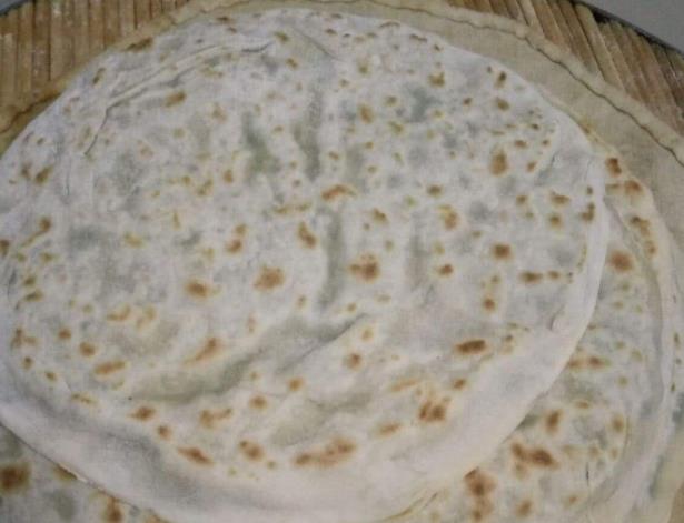 1把面粉1把韭菜,放入电饼铛烙一下,馅香饼香,家人都夸好