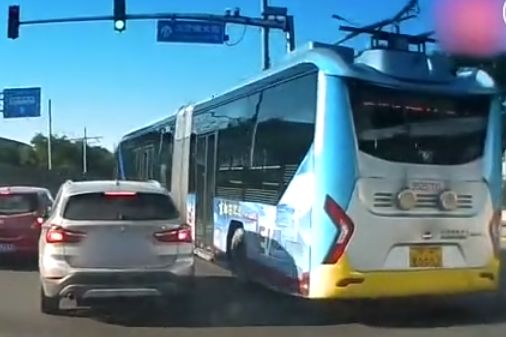 场面惊悚!公交车与宝马车上演"公路惊魂"