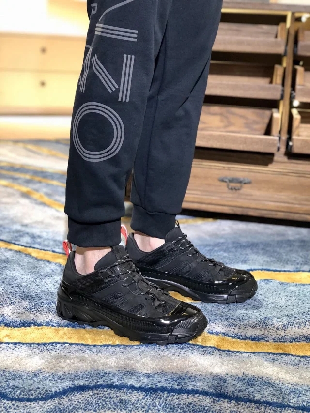 巴宝莉"黑曼巴战靴"