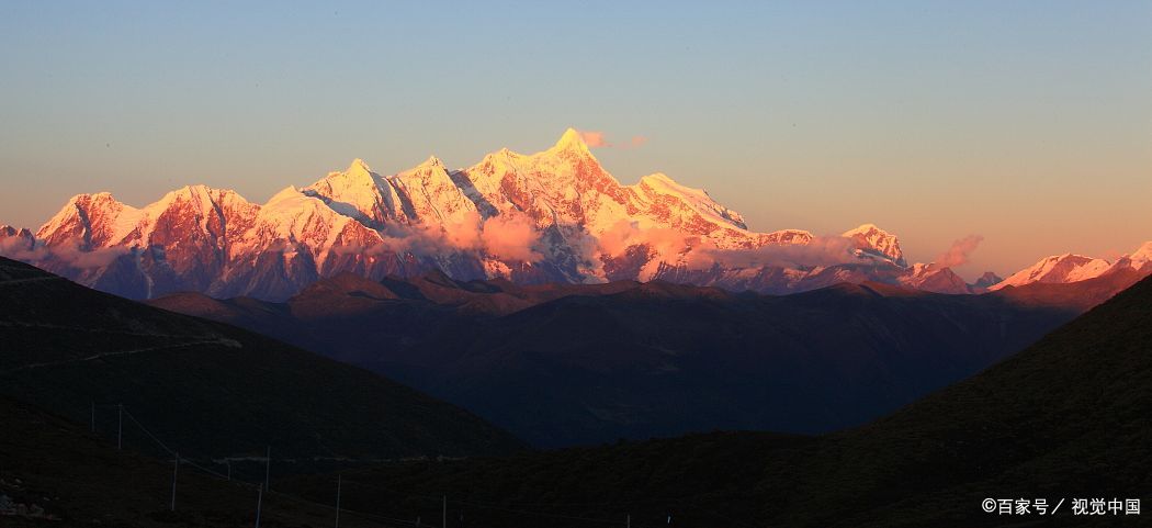 南迦巴瓦峰是喜马拉雅山脉东段的最高峰,海拔7782米,其巨大的三角形峰
