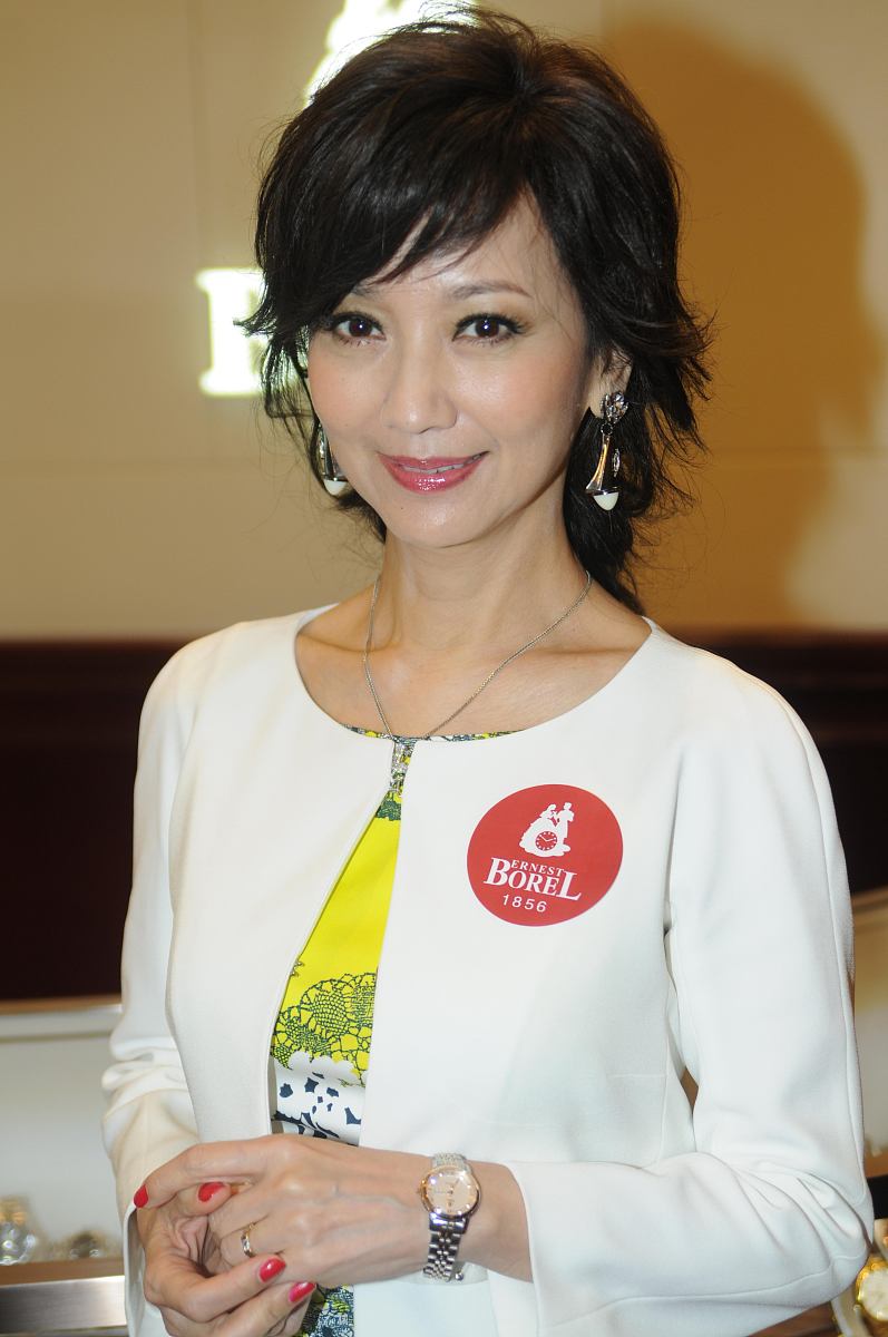 71岁赵雅芝生图,其现身杭州西湖,厚厚的粉底也难掩老态,全身都是老皮