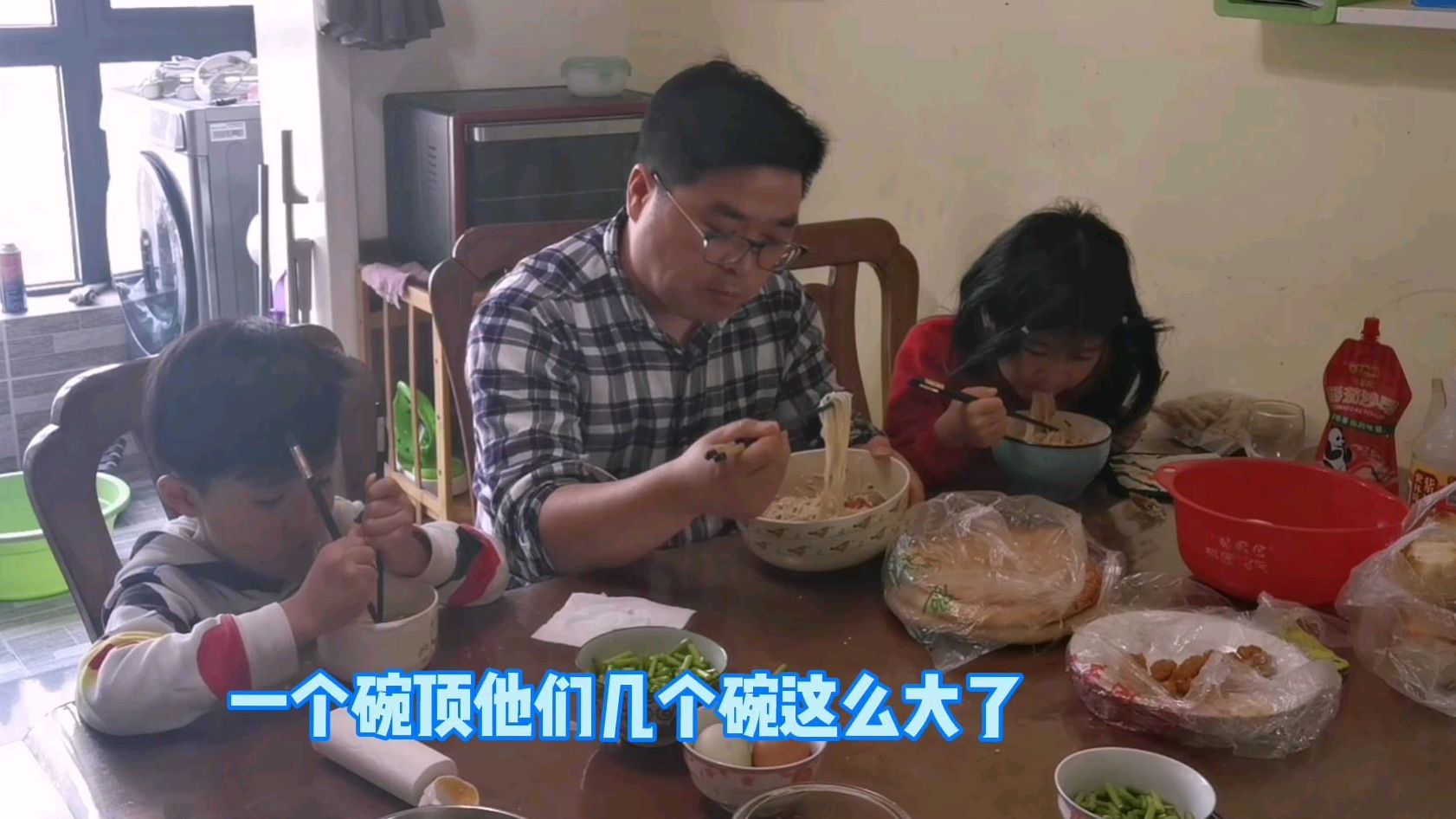 看我们河南人怎么做的汤面条,如何把西红柿鸡蛋的作用发挥到极致