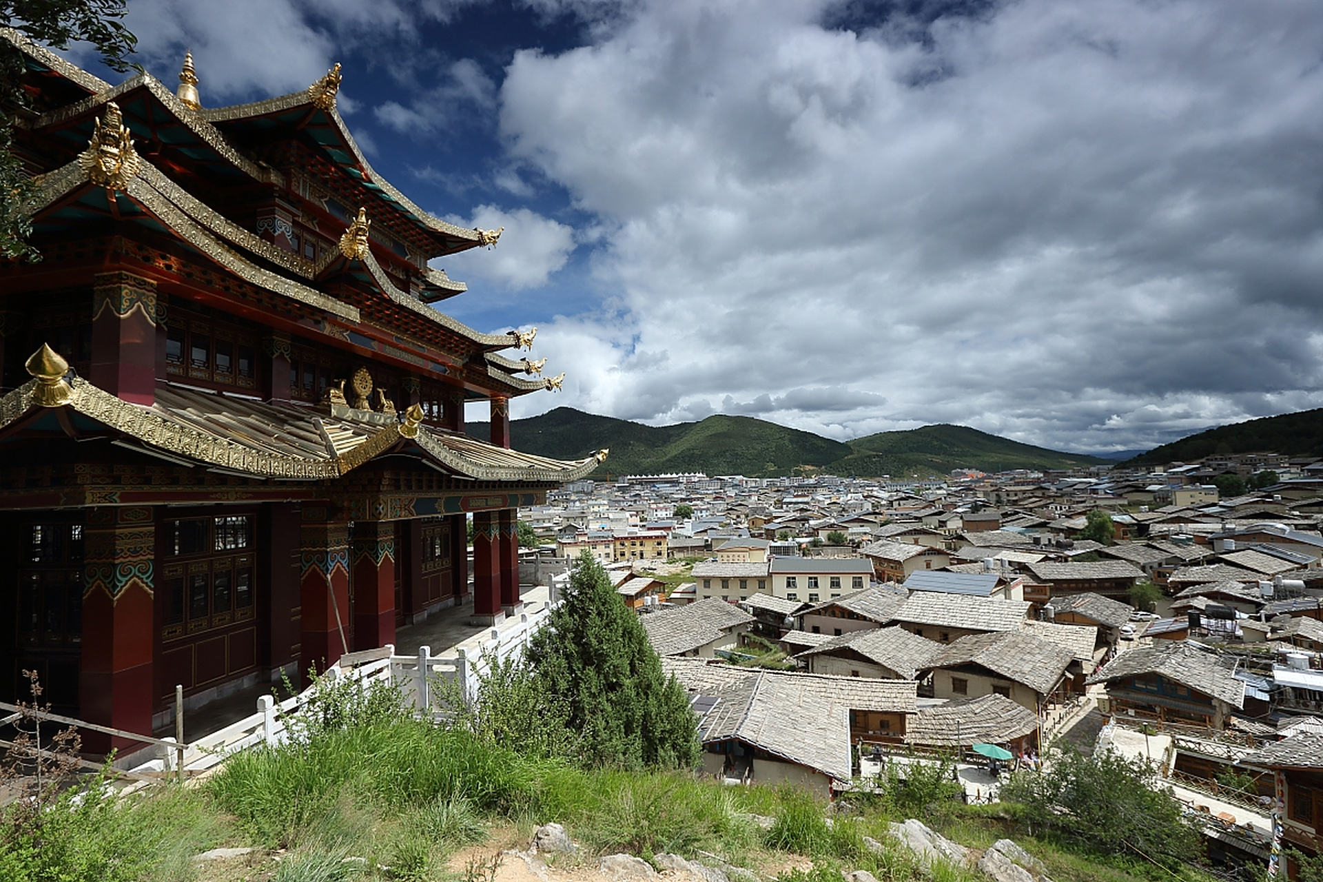 独克宗古城是中国保存得最好,最大的藏民居群,位于香格里拉市城区.