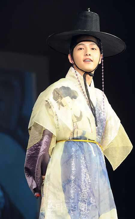 韩剧《成均绾绯闻》外号"女林"的宋仲基柔情似水,太燃太撩人!