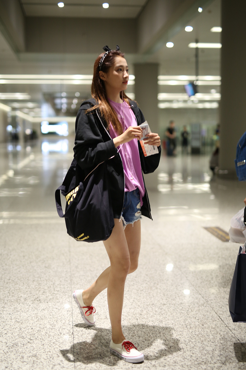 近日,关晓彤的美腿再次成为娱乐圈的热议话题