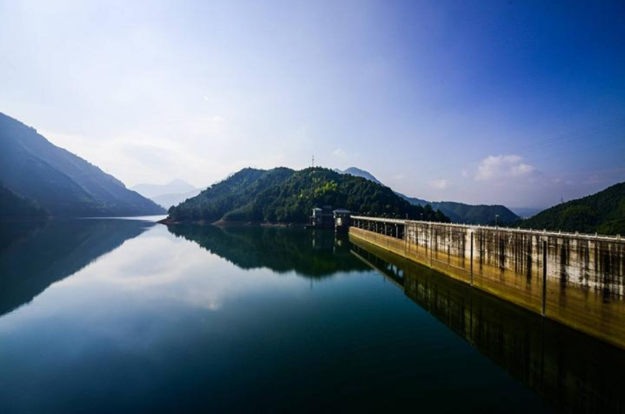 石鼓峡所在的石鼓香溪位于江山市保安乡东南2.