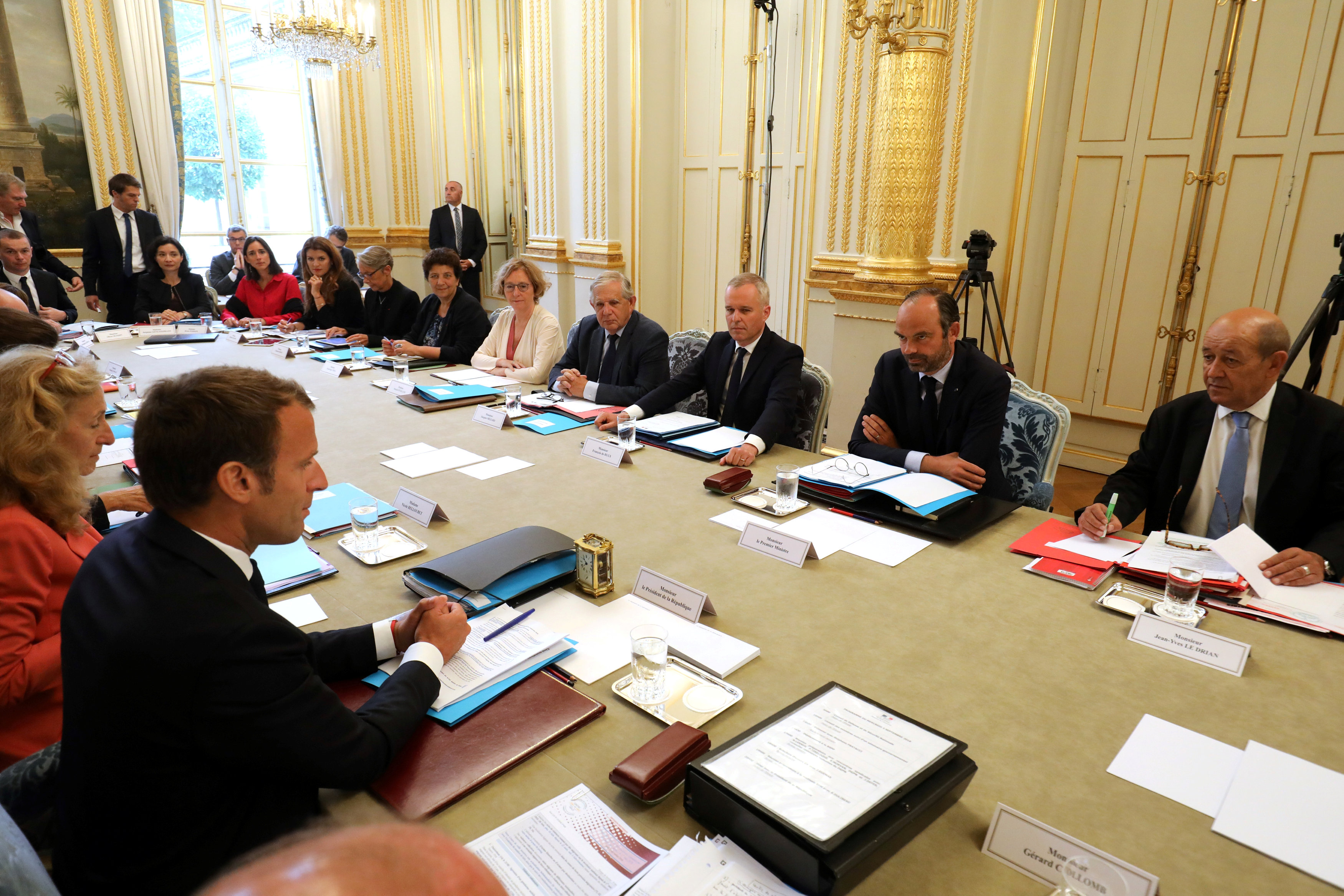 法国内阁更换两名部长(8)