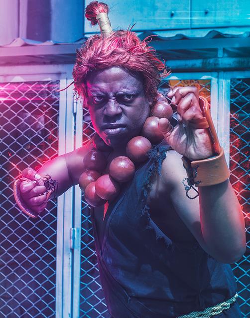 街头霸王cos,春丽把你的祖传剪刀手收起来,在拍艺术照呢!