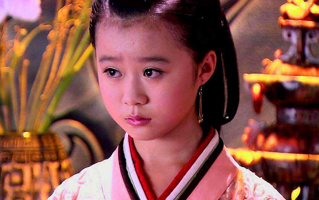 如今董慧已经22岁了,曾经那个带着婴儿肥的小女孩已经逆袭成了女神.