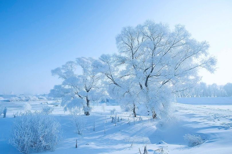 沿途的山谷里,还有一座亭子立与冰雪之中,犹如一位隐士,豁达空旷的美