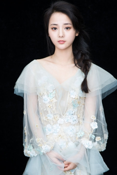 小可爱马倩倩,婀娜多姿的身材,就像自带闪光灯一般光彩照人