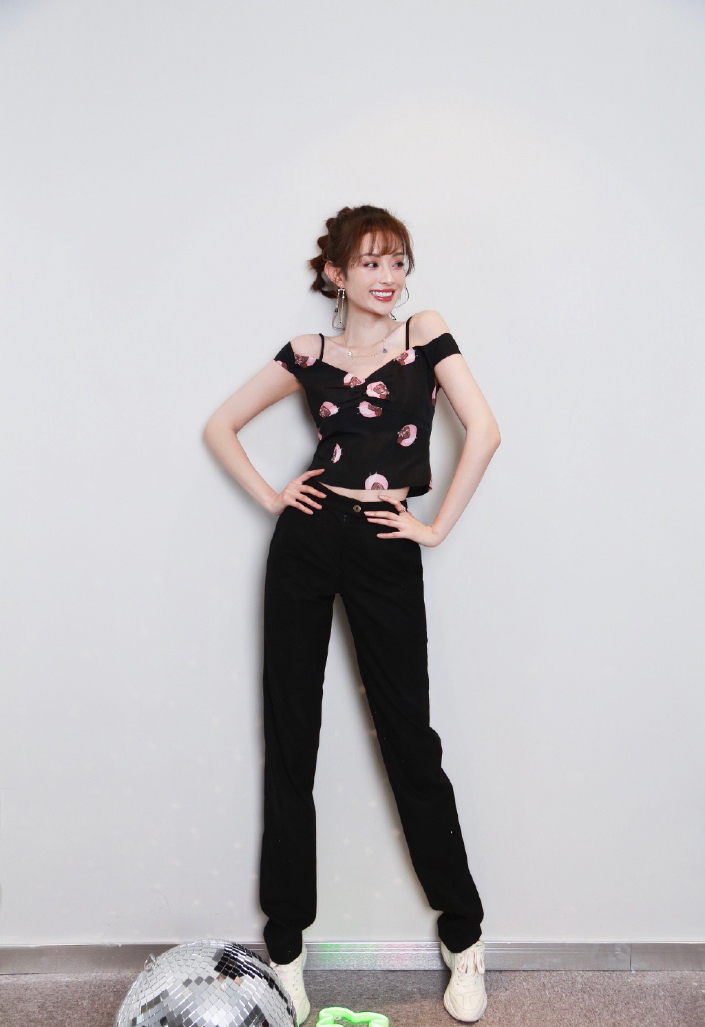 《青春斗》给郑爽搭戏,今成电影女一号,穿蓝色套装扎小辫真甜美