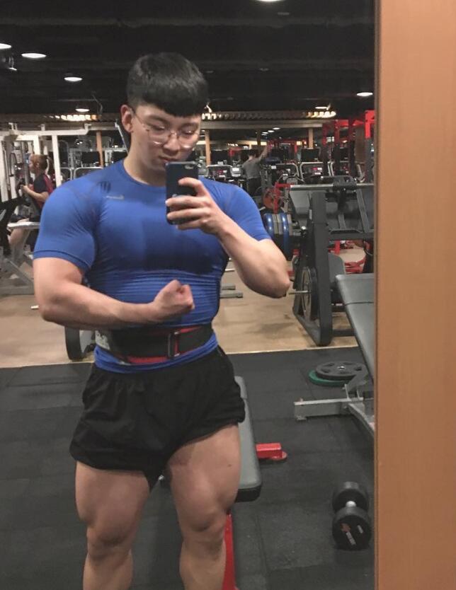 上图中这位瘦小肌肉男喜欢戴着眼镜,他也是从瘦子练出来的,不过上图中