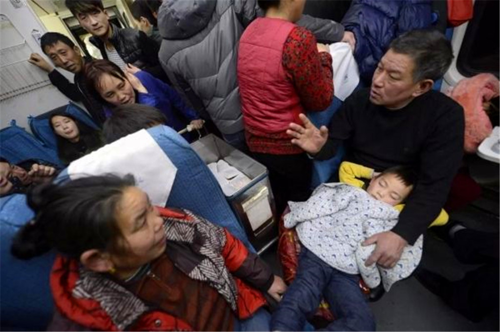 在春运拥挤的火车车厢里,人们在狭小的火车车厢里度过漫长的回家路!