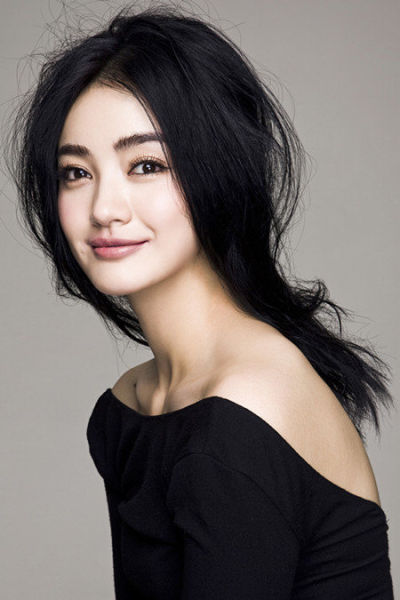 她是《返城年代》中的何静之,性格淘气,今却一直红不起来