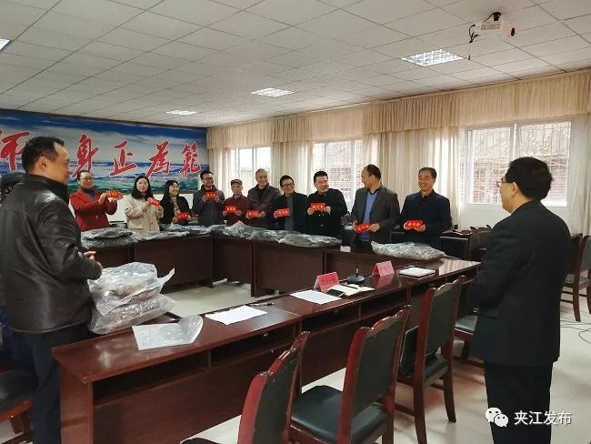 本报讯(记者  张力)1月11日,夹江县教育局为45名急困,残疾学生,10名急