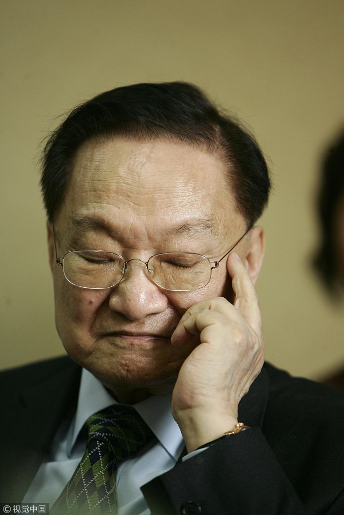 金庸,原名查良镛,1924年3月10日生于浙江省海宁市,1948年移居香港.