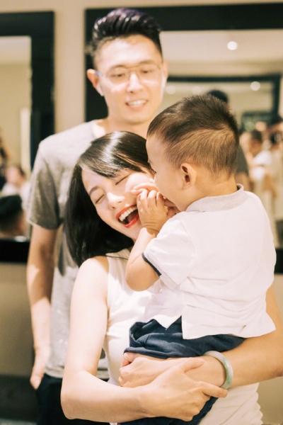 她们的孩子同一天生日,孙怡董子健亲密互动,而她超有爱!