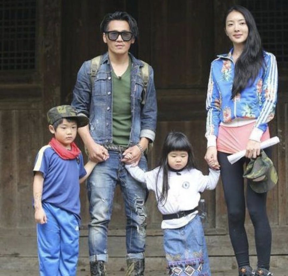 穿啦啦队服摆pose架势十足】 近日,歌手曹格的妻子吴速玲晒出照片