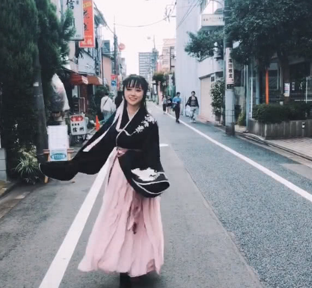小姐姐穿汉服在日本逛街,被众人围观,老奶奶:中国汉服真好看!